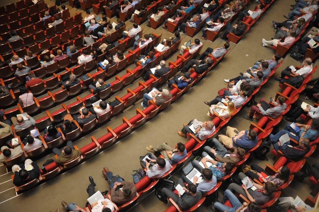 Menschen in einem Konferenzsaal bei einem Marketing-Event