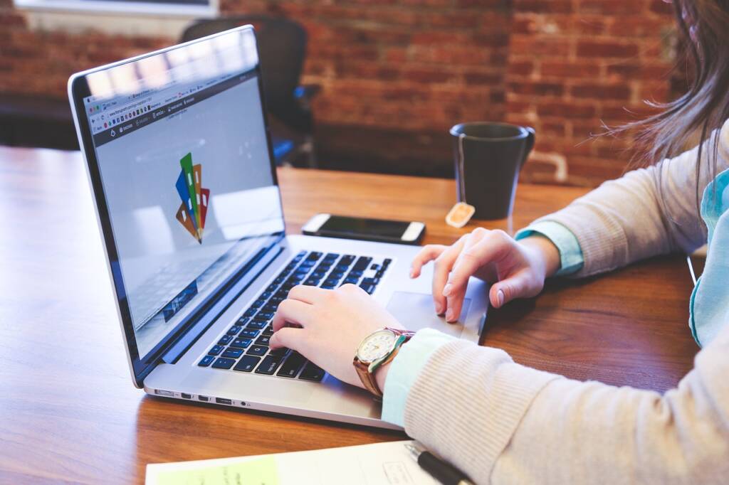 Laptop und SaaS-Wachstumsstrategien – SaaS Growth Hacks
